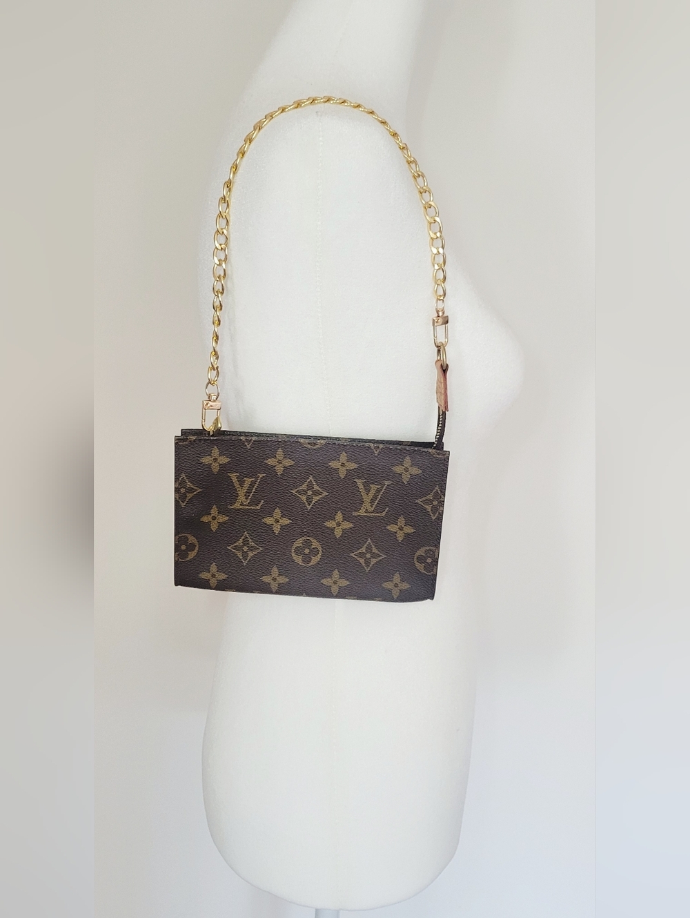 Authentuc Louis Vuitton Monogram Pouch ,serial number :VI0948 - Picture 9 of 13